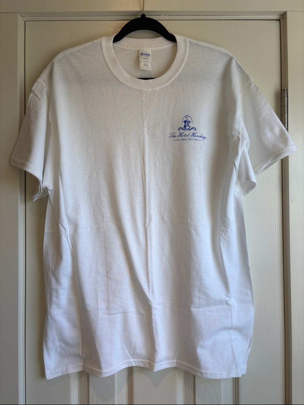 Gildan | White “The Hotel Hershey Sinxe 1933” Shirt Size Large Heavy Cotton